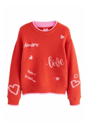 Suéter rojo peludo con ribete rosa con corazones rosas y las palabras "Amore", "love" y "heart breaker" bordadas en el frente y las mangas.