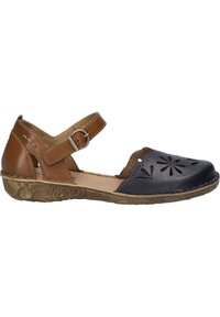 Sandalia de cuero con tira marrón y sección del dedo negro. Presenta patrones florales troquelados, correa de tobillo ajustable y suela texturizada.