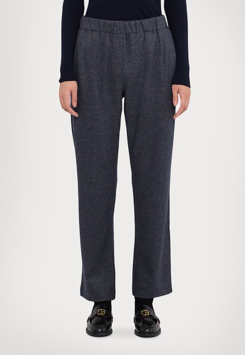 Pantaloni a gamba larga in misto lana, di colore blu scuro, con cintura elastica. Presentano un motivo a spina di pesce e un design frontale piatto.