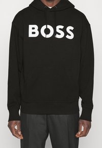 Sudadera negra con logo blanco "BOSS", capucha con cordón, bolsillo frontal, puños y bajo acanalados, hecha de una suave mezcla de algodón.