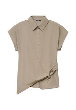 Blusa beige a maniche corte con colletto, bottoni frontali e orlo asimmetrico annodato su un lato.