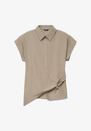 Blusa beige a maniche corte con colletto, bottoni frontali e orlo asimmetrico annodato su un lato.