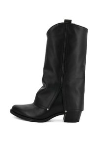 Stivale da cowboy in pelle nera con punta leggermente affusolata, altezza a metà polpaccio e tacco basso impilato, caratterizzato da una texture liscia e dettagli laterali.