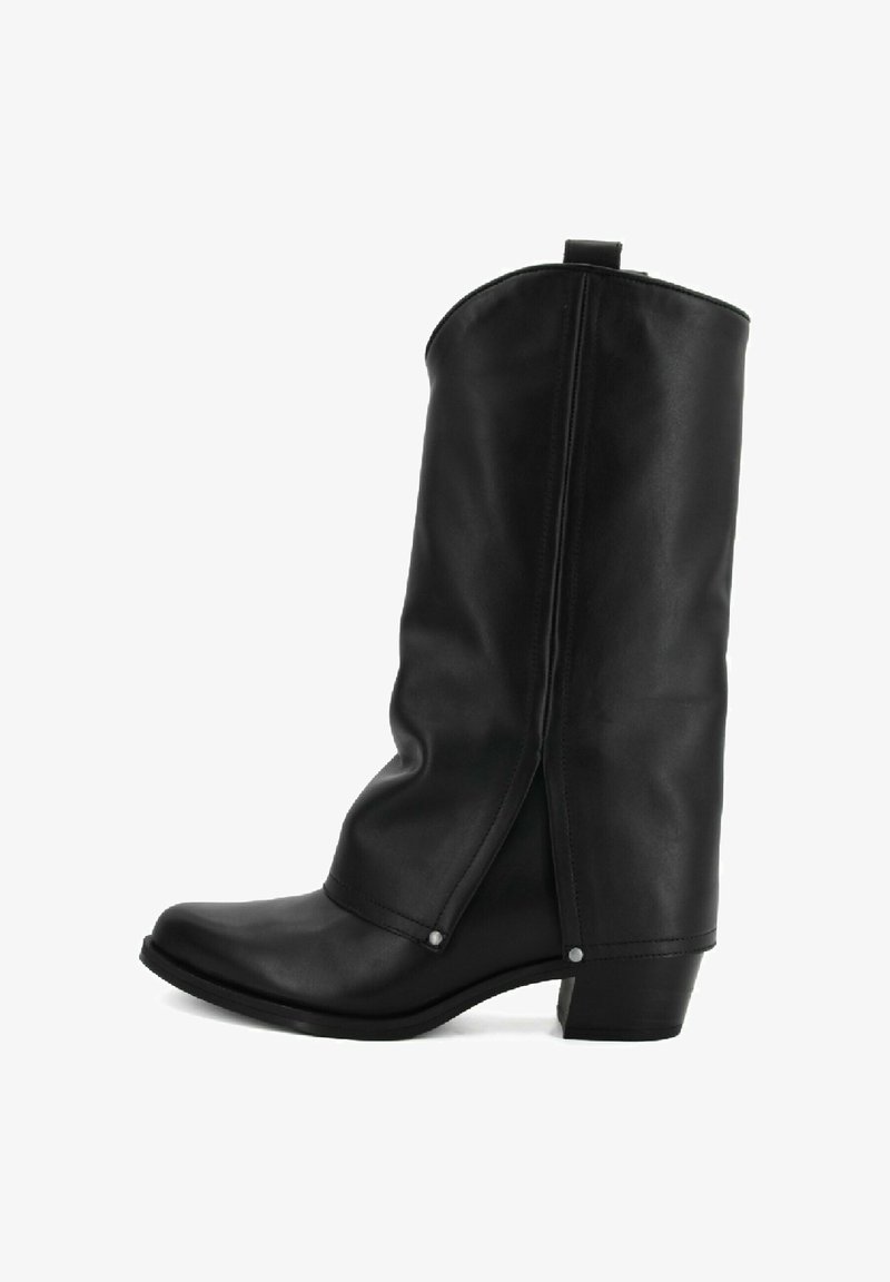 Stivale da cowboy in pelle nera con punta leggermente affusolata, altezza a metà polpaccio e tacco basso impilato, caratterizzato da una texture liscia e dettagli laterali.
