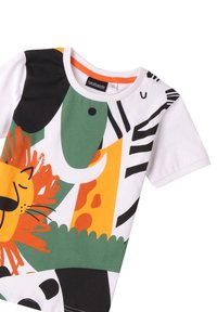 Camiseta de algodón con estampado de animales colorido que incluye un león, una cebra y diseños tropicales. La camiseta tiene un cuello redondo y mangas cortas.