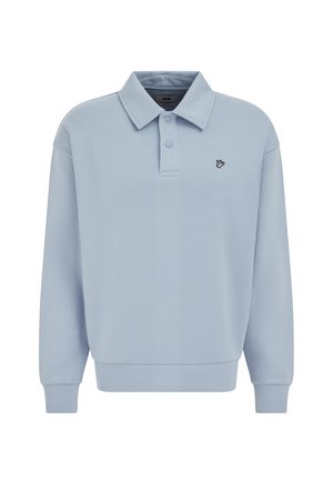 Jasnoniebieska koszulka polo z długim rękawem, z prążkowanym dołem i mankietami, zapięciem na dwa guziki oraz małym czarnym wyszywanym logo na piersi.