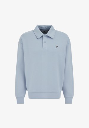 Jasnoniebieska koszulka polo z długim rękawem, z prążkowanym dołem i mankietami, zapięciem na dwa guziki oraz małym czarnym wyszywanym logo na piersi.