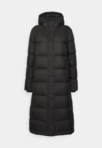 Crna pufasta jakna, do koljena, s kapuljačom, vertikalnim šavovima i prednjim patent-zatvaračem. Glatka tekstura s pufastim, quilted dizajnom.