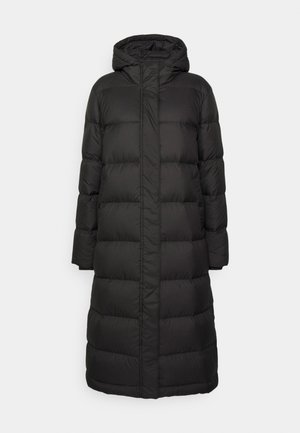 Manteau en nylon noir, longueur genoux, doté d'une capuche, de coutures verticales et d'une fermeture à glissière sur le devant. Texture lisse avec un design matelassé et volumineux.