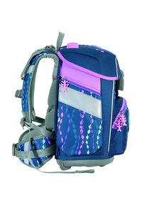 Sac à dos bleu avec des accents violets, tissu texturé, poches à l'avant avec fermeture éclair, bretelles réglables et côtés à motifs avec des designs ondulés.