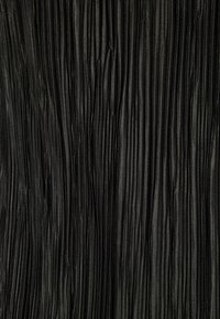 Czarna plisowana tkanina z pionowymi, ciasno ułożonymi fałdami. Gładka tekstura i połysk podkreślają głębię wizualną i wymiarowość.