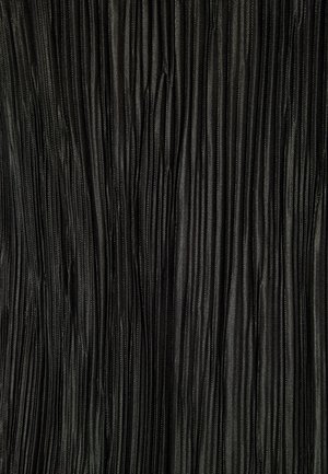 Czarna plisowana tkanina z pionowymi, ciasno ułożonymi fałdami. Gładka tekstura i połysk podkreślają głębię wizualną i wymiarowość.