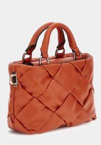 Orange læderhåndtaske med quiltet design, dobbelte top-hanke, guldfarvet hardware og en struktureret rektangulær form.