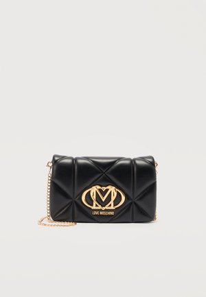 Mustast tikandiga nahast õlakott kuldse kettidega rihmaga ja suure kuldse "LOVE MOSCHINO" logo plaat ees.