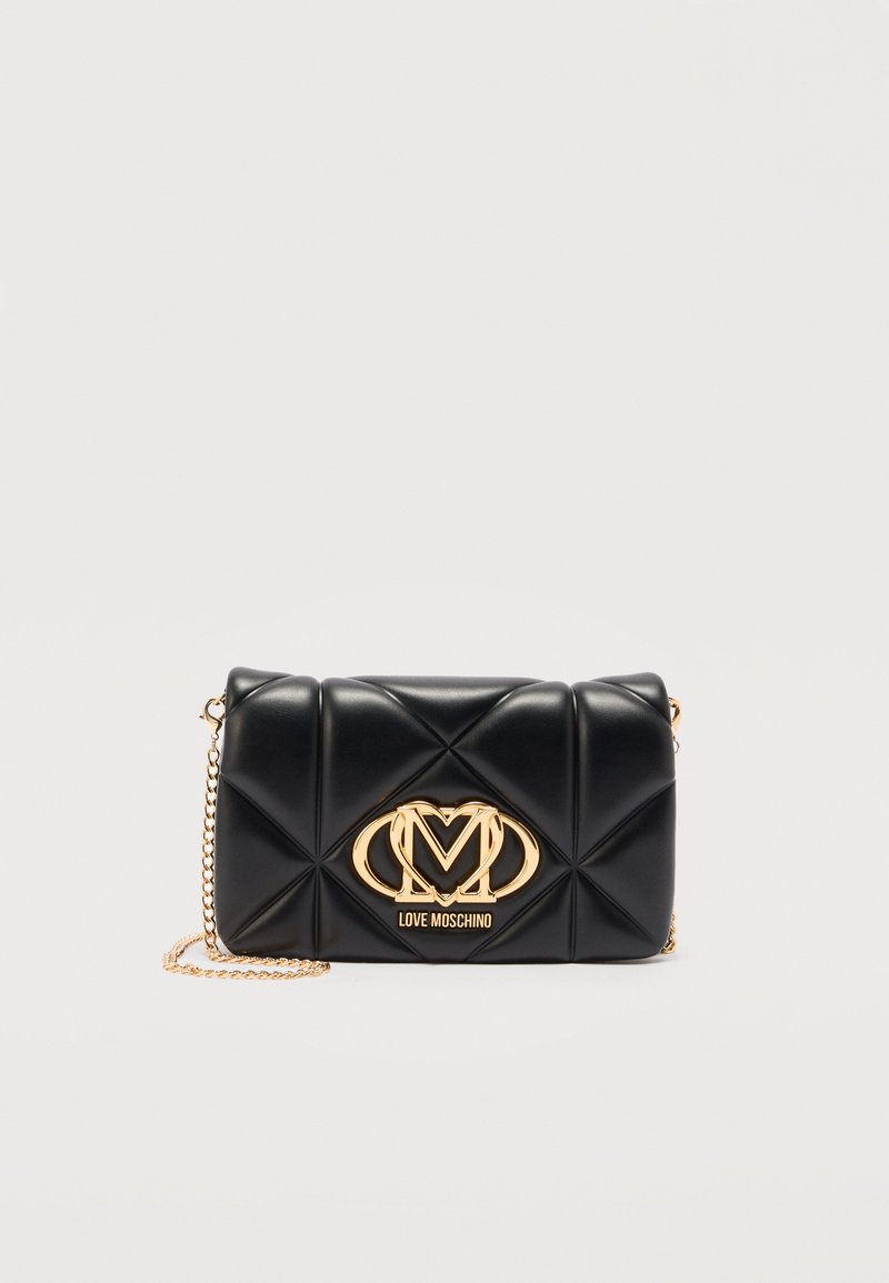 Μαύρη δερμάτινη τσάντα ώμου με καπιτονέ σχέδιο, χρυσή αλυσίδα ιμάντα και μεγάλη χρυσή πλακέτα με το λογότυπο "LOVE MOSCHINO" στο μπροστινό μέρος.