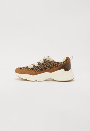 Zapatilla chunky con ante marrón, tela con estampado de leopardo, suela blanca gruesa, cordones blancos y detalle brillante en el talón marrón oscuro.
