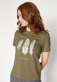ONLY ONLKITA LIFE FEATHERS - Marškinėliai su spaudiniu - kalamata