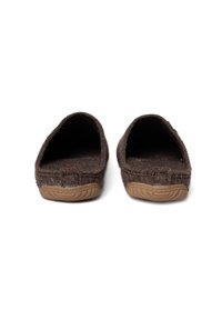 Brązowe filcowe kapcie z otwartym tyłem i teksturowaną, jasnobrązową gumową podeszwą. Gładkie wykończenie wnętrza, minimalne szwy i brak widocznych elementów metalowych.