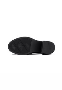 Suola di scarpa nera con una superficie in gomma testurizzata, caratterizzata da un motivo geometrico e un tallone definito, progettata per migliorare la presa e la durata.