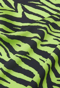 Tecido com padrão de zebra apresentando listras pretas ousadas sobre um fundo verde brilhante, com uma textura suave e ligeiramente brilhante.