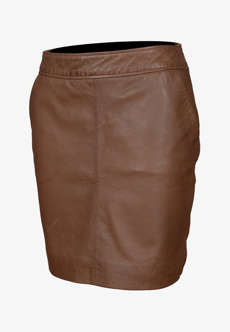 Brązowa skórzana spódnica o gładkiej teksturze, z dopasowanym krojem i elastycznym pasem dla komfortu. Prosta i smukła forma.