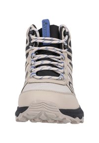 Scarpe da trekking beige e nere con tomaia in sintetico testurizzato, dettagli blu e suola in gomma testurizzata con tacchetti multidirezionali per una maggiore aderenza.