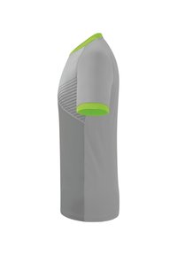 Maglietta sportiva grigia con maniche corte, dotata di un colletto verde e accenti sulle maniche. Le righe orizzontali davanti aggiungono texture.