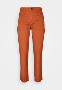 Pantalon en coton orange à coupe droite, avec une fermeture à bouton et des poches avant, terminé par des ourlets effilochés.