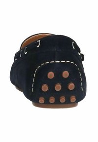Marineblauwe suede instappers met een rubberen zool met ronde grips, gestikte details en metalen oogjes aan de zijkant voor veters.