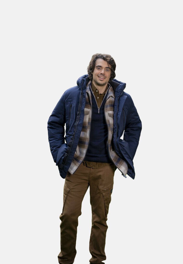 Marineblaue Steppjacke über einem braunen karierten Hemd, kombiniert mit einem dunklen Pullover und khakifarbenen Cargo-Hosen. Glatter Stoff, Reißverschlusstaschen, lockere Passform.