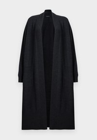 Cardigan long gris foncé en matériau doux, avec des manches larges, une ouverture sur le devant et des accents en ribbes texturés sur les manches et l'ourlet.