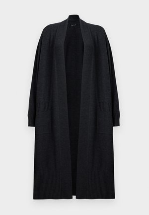 Cardigan long gris foncé en matériau doux, avec des manches larges, une ouverture sur le devant et des accents en ribbes texturés sur les manches et l'ourlet.