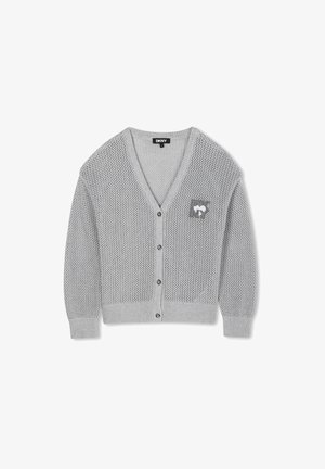 Grijze gebreide cardigan met een V-hals, frontsluiting met knopen en een textuur in gaaspatroon. Bevat een klein logo-patch aan de linkerkant.