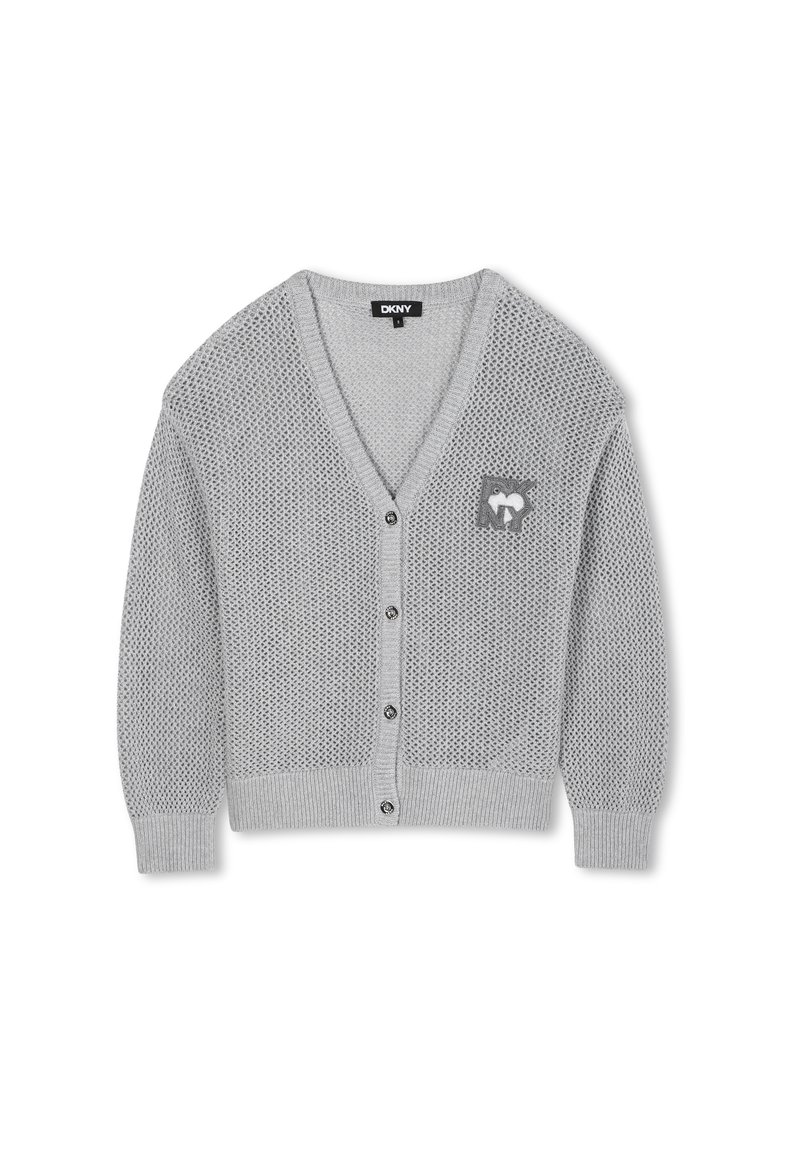 Cardigan en tricot gris avec un col en V, fermeture à boutons sur le devant et un motif en maille texturé. Comprend un petit patch logo sur le côté gauche.