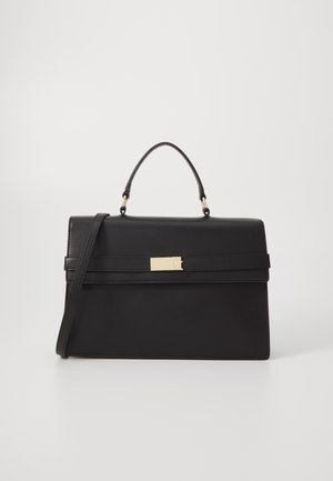 Sac à main rectangulaire en cuir noir avec poignée supérieure, fermoir doré et bandoulière amovible sur un fond blanc uni.