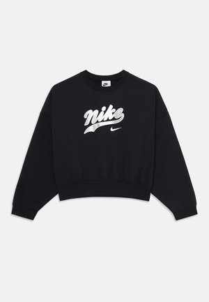 Mustat lyhytcropatut hupparit, joissa on hopeinen "Nike"-logoteksti ja pieni Nike-tikkusymboli edessä. Varustettu leveillä hihoilla ja ribbaustuilla hihansuilla.