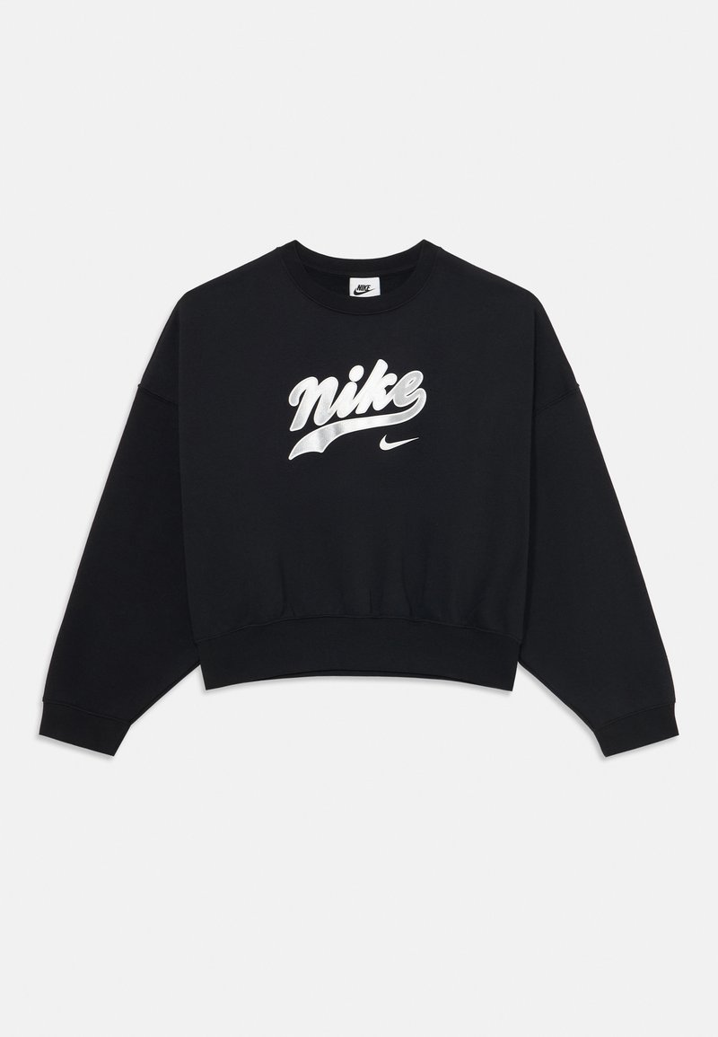 Czarny skrócony sweatshirt z połyskującym srebrnym napisem "Nike" oraz małym logo Nike swoosh z przodu. Posiada szerokie rękawy i prążkowane mankiety.