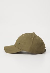 Olivgrön baseballkeps i bomull. Har en böjd brätte, broderad logotyp och justerbar rem bak. Texturerad yta.