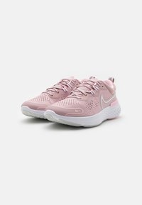 Baskets de sport roses avec tige en mesh respirant, superpositions en synthétique, accents blancs et semelle extérieure texturée blanche. Comprend un système de laçage.
