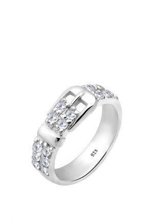 Anillo de plata con diseño de hebilla, adornado con piedras preciosas transparentes. La banda presenta grupos de piedras para añadir textura y detalle.