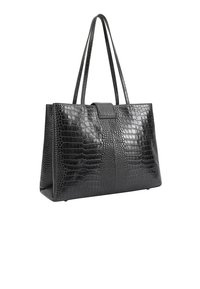 Sac en toile noir à motif crocodile embossé, avec une forme structurée, texture lisse, deux longues poignées et une fermeture à rabat à l'avant.