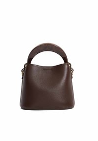 Sac à main en cuir marron avec une poignée incurvée foncée et des finitions dorées. La texture est granulée, présentant une silhouette large et structurée.
