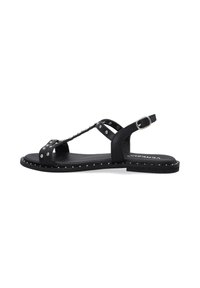 Sort sandal med nitter, justerbar rem, åbentået design, flad sål, lavet af lædermateriale og udsmykket med sølvnitter.