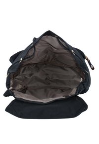 Borsa tote nera con un ampio interno foderato. Presenta un esterno in tessuto scuro, chiusura con zip e molteplici tasche per l'organizzazione.