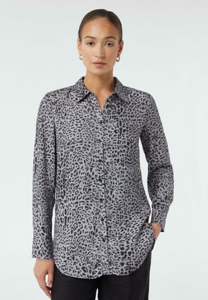 Camicia a maniche lunghe in tessuto leggero, con stampa leopardata grigia e nera, colletto a revers, chiusura frontale con bottoni e orlo arrotondato.