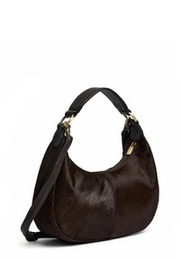 Ciemnobrązowa torebka z teksturowanej skóry i futra, o zaokrąglonym kształcie, krótkim uchwycie i złotych akcentach metalowych.