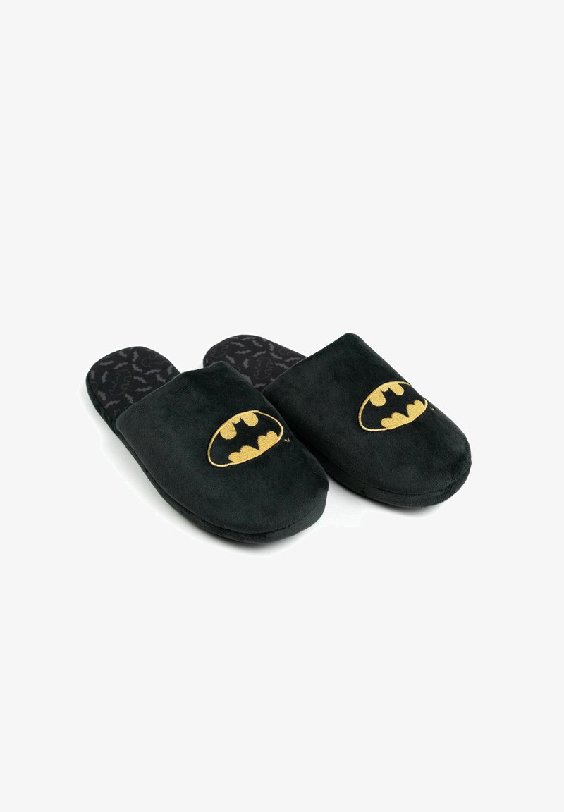 Pantofole in tessuto nero con logo dorato di Batman, texture morbida, punta arrotondata e interno nero decorato con l'emblema di Batman.