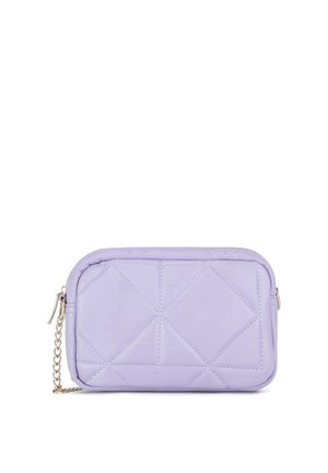 Mała lawendowa, pikowana prostokątna torebka z suwakiem i krótkim złotym łańcuszkiem po boku.