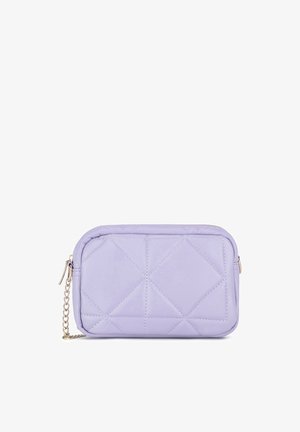Mała lawendowa, pikowana prostokątna torebka z suwakiem i krótkim złotym łańcuszkiem po boku.