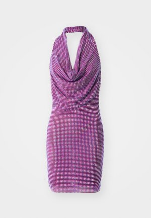 Vestido morado de cuello halter con frente drapeado y patrón de lentejuelas por toda la prenda. Silueta ajustada con una textura suave. Largo corto.